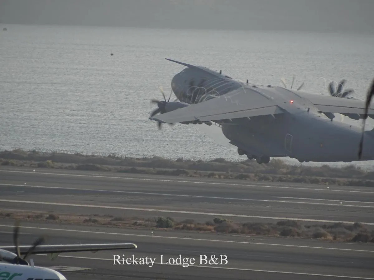 Rickaty Lodge: Airport-View B&B at Gran Canaria Las Majoreras 2*,  Spain